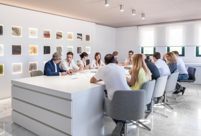 persone sedute in una sala riunioni