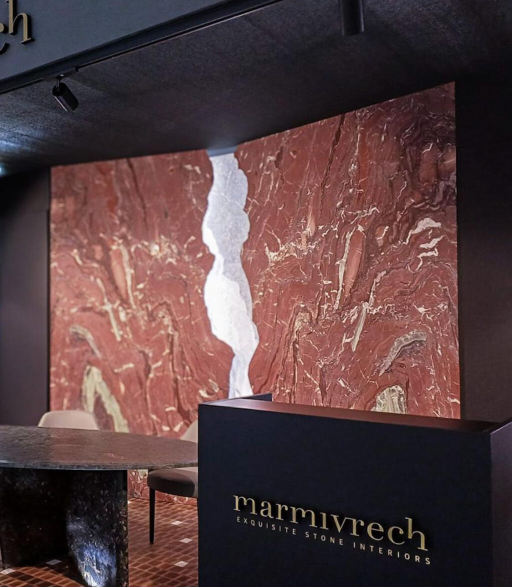 Marmi Vrech - la parete Ipogeo in Rosso Cardinale al Monaco Yacht Show 2025